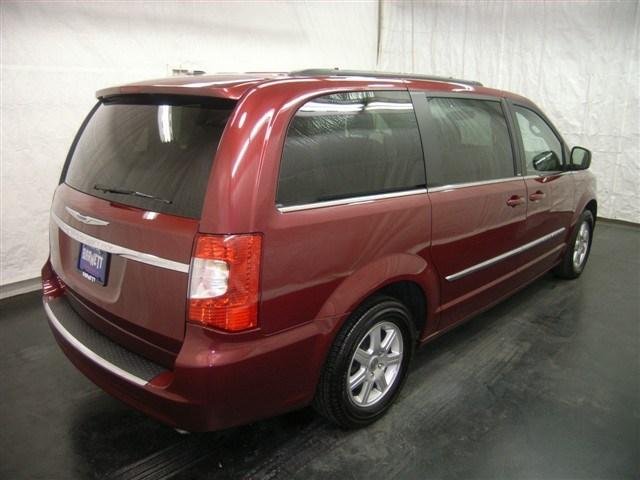 Chrysler Town and Country 2012 photo 5