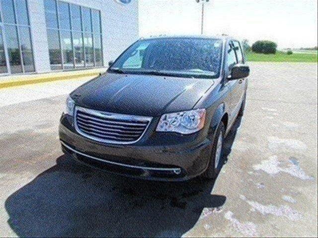 Chrysler Town and Country 2012 photo 2