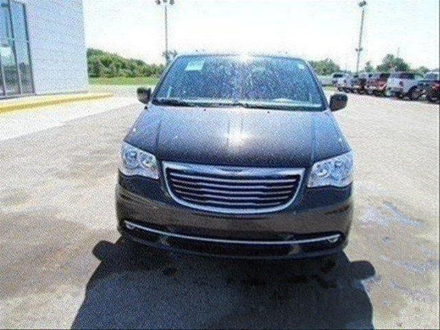 Chrysler Town and Country 2012 photo 3