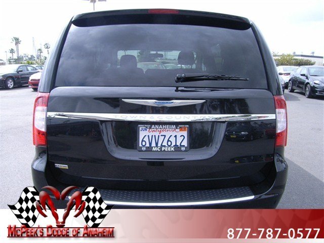 Chrysler Town and Country 2012 photo 1