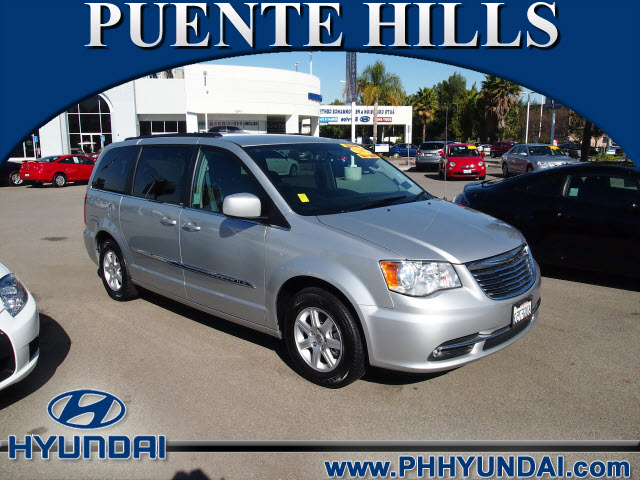 Chrysler Town and Country 2012 photo 1