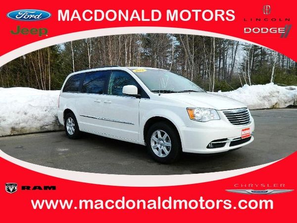 Chrysler Town and Country 2012 photo 1