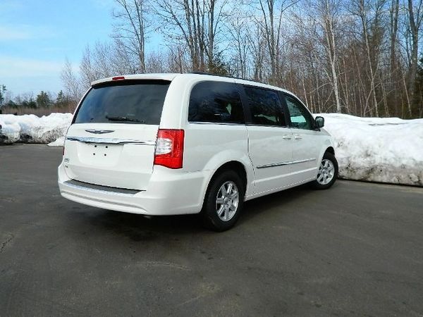 Chrysler Town and Country 2012 photo 4
