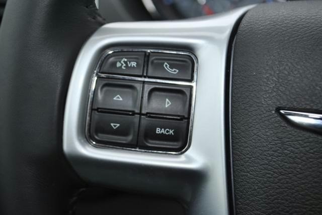 Chrysler Town and Country 2012 photo 3