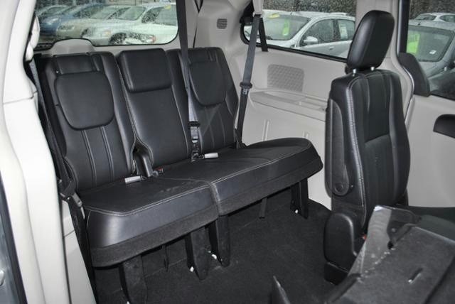Chrysler Town and Country 2012 photo 4