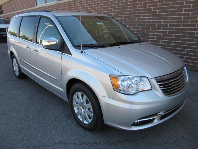Chrysler Town and Country 2012 photo 1