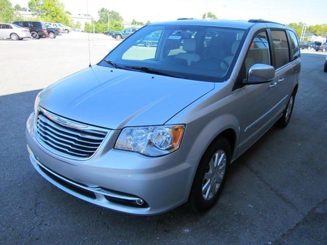 Chrysler Town and Country 2012 photo 2