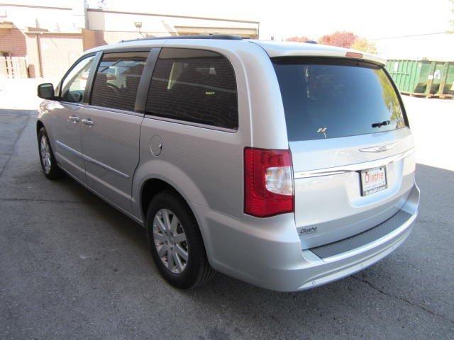 Chrysler Town and Country 2012 photo 3