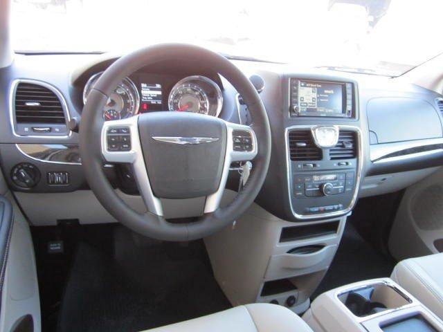 Chrysler Town and Country 2012 photo 5