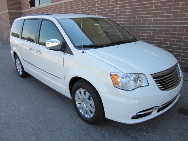 Chrysler Town and Country 2012 photo 1