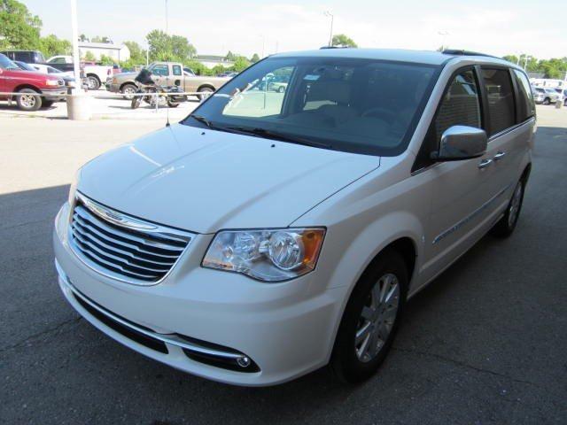 Chrysler Town and Country 2012 photo 2