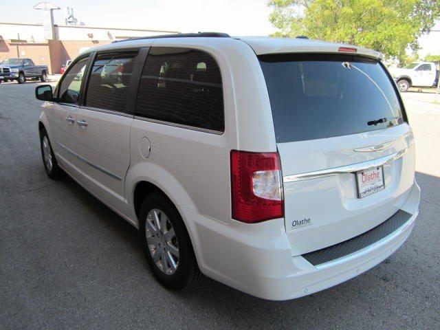 Chrysler Town and Country 2012 photo 3