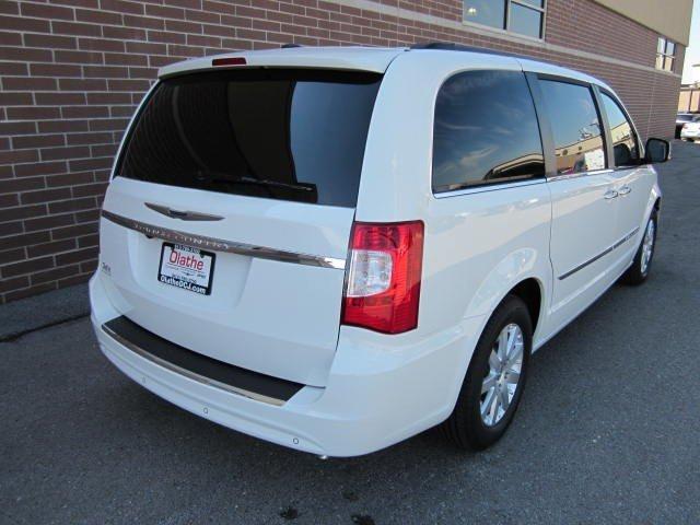 Chrysler Town and Country 2012 photo 4