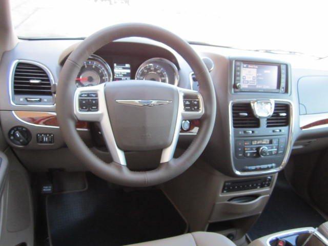 Chrysler Town and Country 2012 photo 5