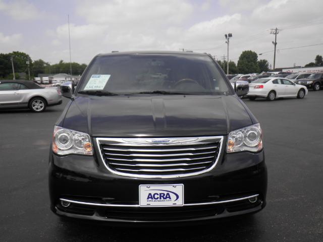 Chrysler Town and Country 2012 photo 1