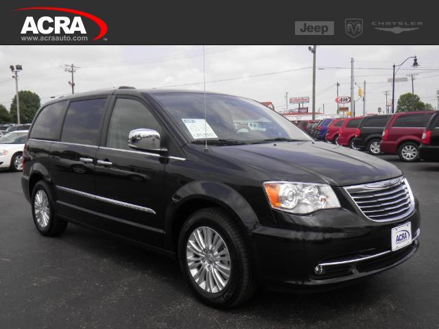 Chrysler Town and Country 2012 photo 2