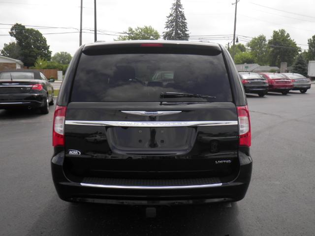 Chrysler Town and Country 2012 photo 5
