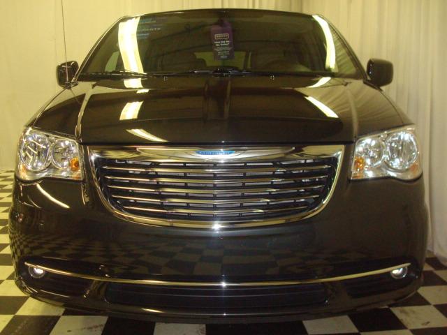 Chrysler Town and Country 2012 photo 1