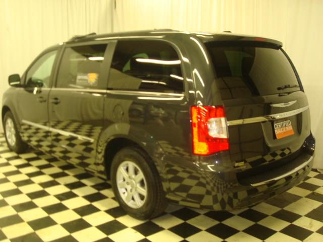 Chrysler Town and Country 2012 photo 2