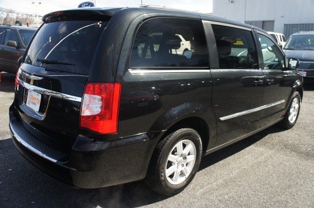 Chrysler Town and Country 2012 photo 1