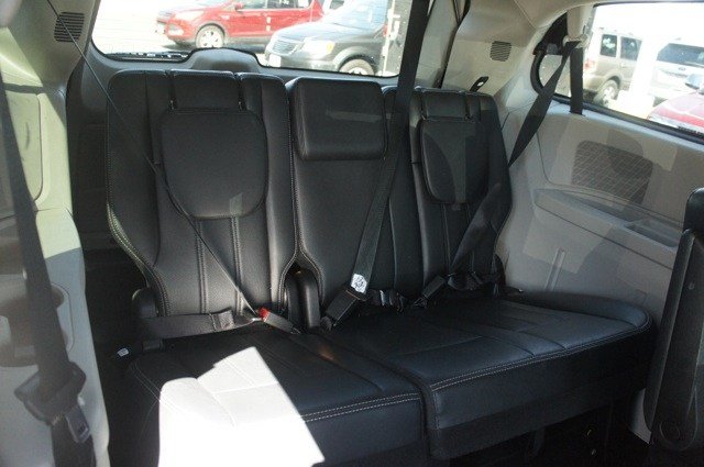 Chrysler Town and Country 2012 photo 2
