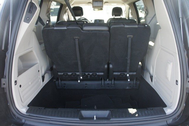 Chrysler Town and Country 2012 photo 3