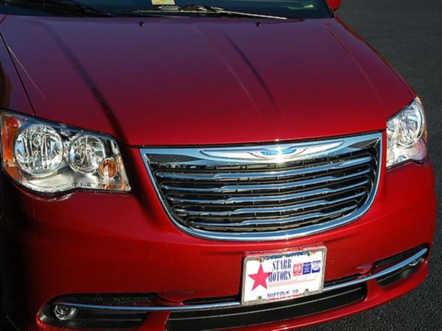 Chrysler Town and Country 2012 photo 1