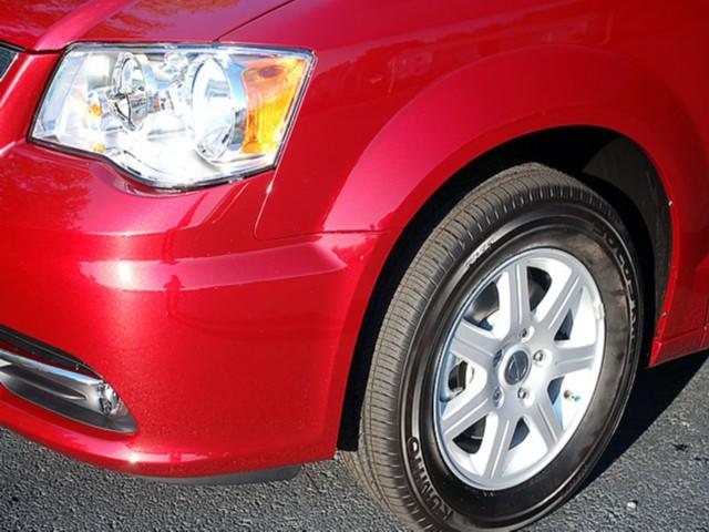 Chrysler Town and Country 2012 photo 2