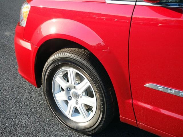 Chrysler Town and Country 2012 photo 3