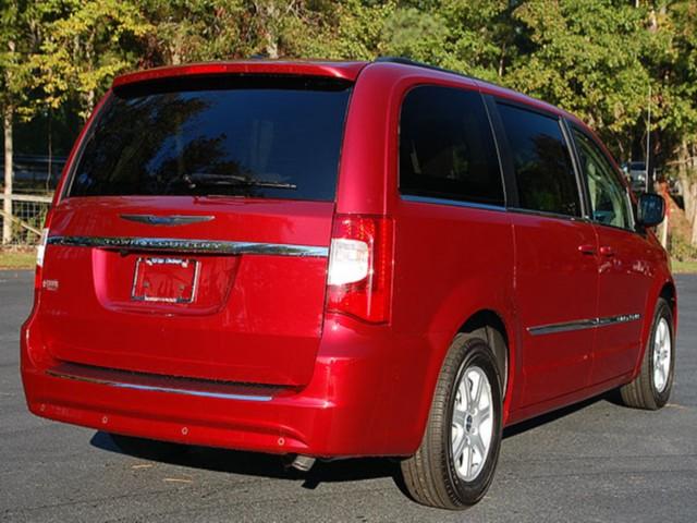 Chrysler Town and Country 2012 photo 4