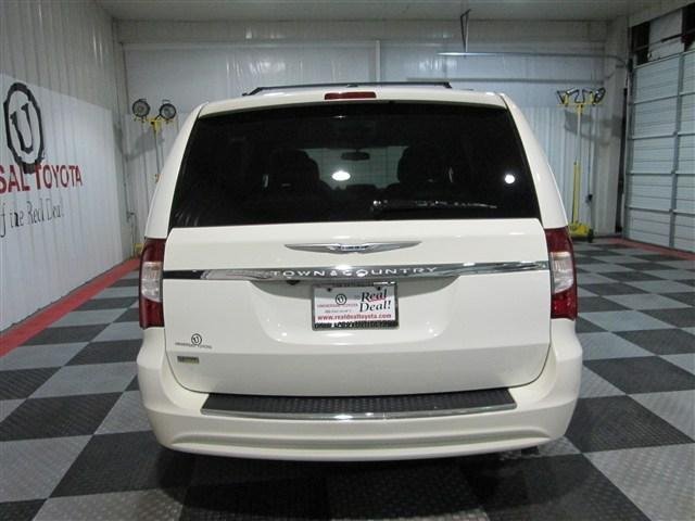 Chrysler Town and Country 2012 photo 2