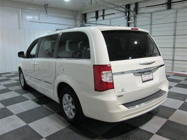 Chrysler Town and Country 2012 photo 3