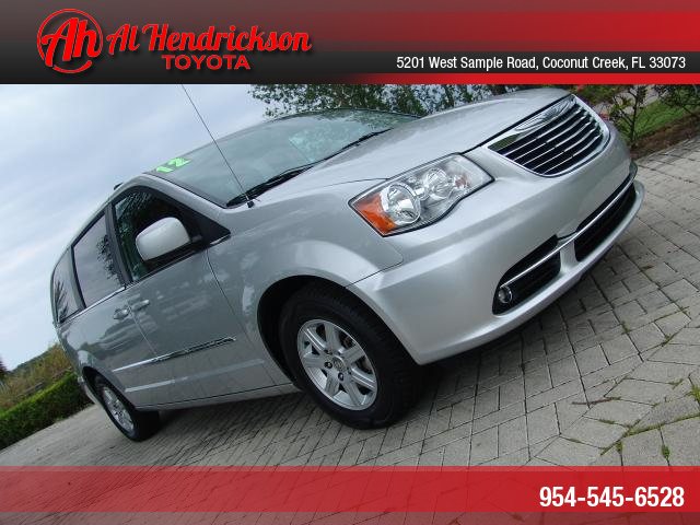 Chrysler Town and Country 2012 photo 1