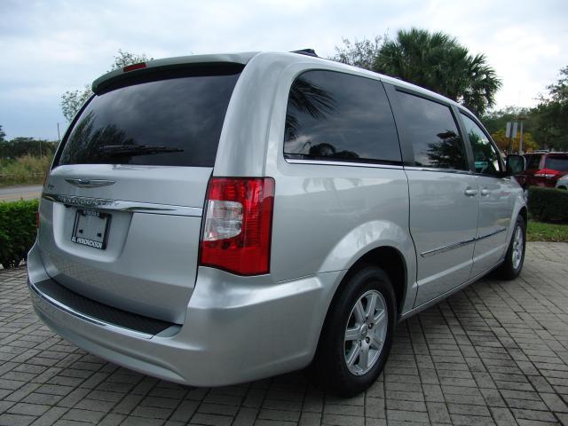 Chrysler Town and Country 2012 photo 2