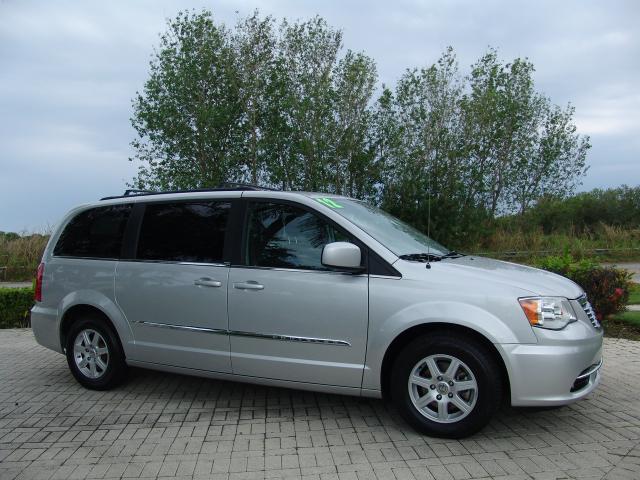 Chrysler Town and Country 2012 photo 3