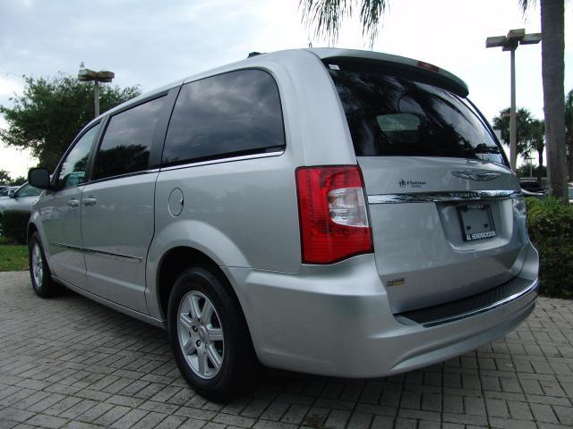 Chrysler Town and Country 2012 photo 4