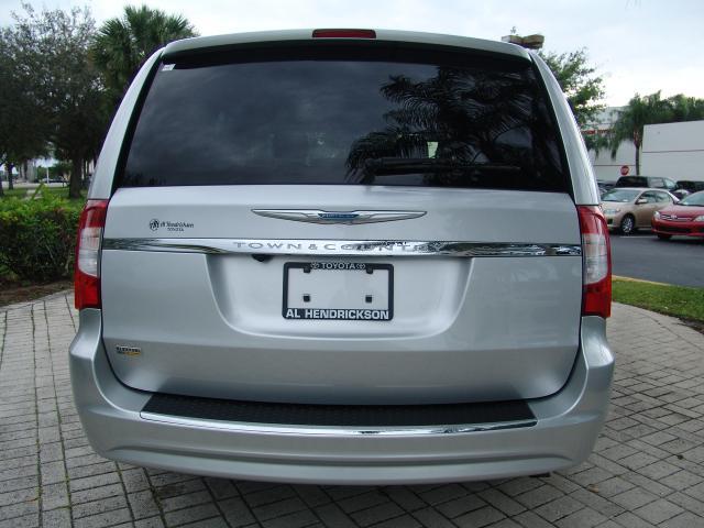 Chrysler Town and Country 2012 photo 5
