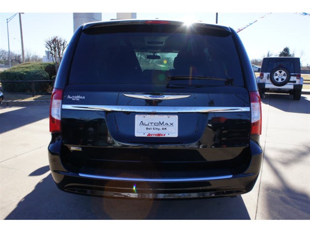 Chrysler Town and Country 2012 photo 2