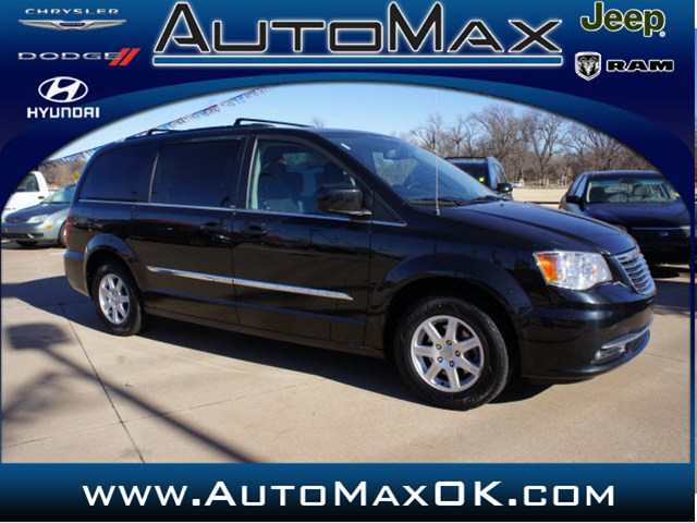 Chrysler Town and Country 2012 photo 3