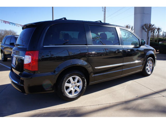 Chrysler Town and Country 2012 photo 4