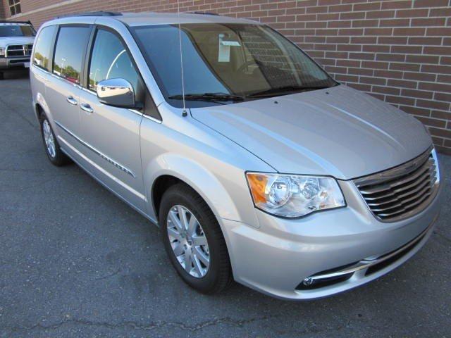 Chrysler Town and Country 2012 photo 1