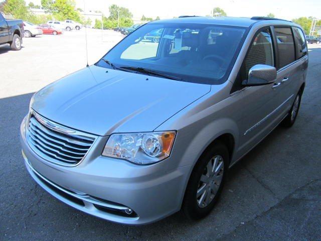 Chrysler Town and Country 2012 photo 2