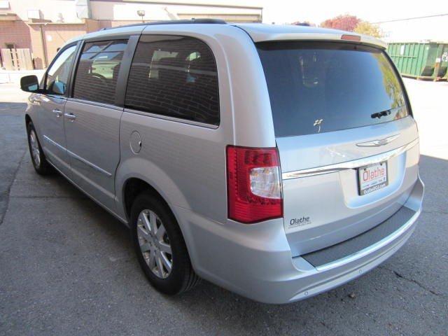 Chrysler Town and Country 2012 photo 3