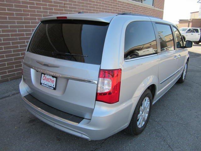 Chrysler Town and Country 2012 photo 4