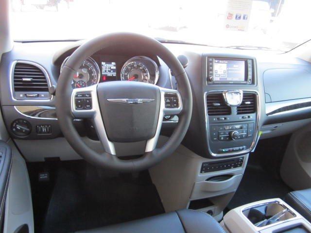 Chrysler Town and Country 2012 photo 5