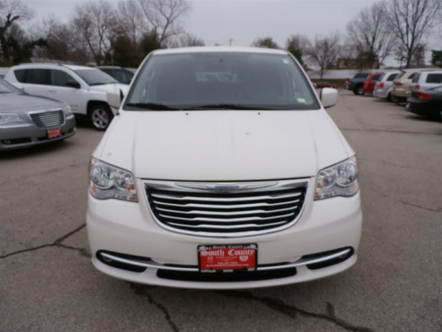Chrysler Town and Country 2012 photo 2