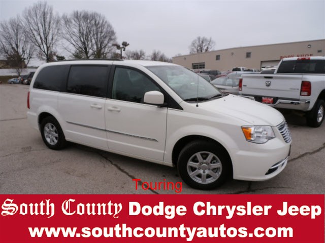 Chrysler Town and Country 2012 photo 3