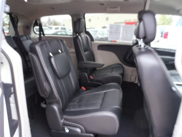 Chrysler Town and Country 2012 photo 4