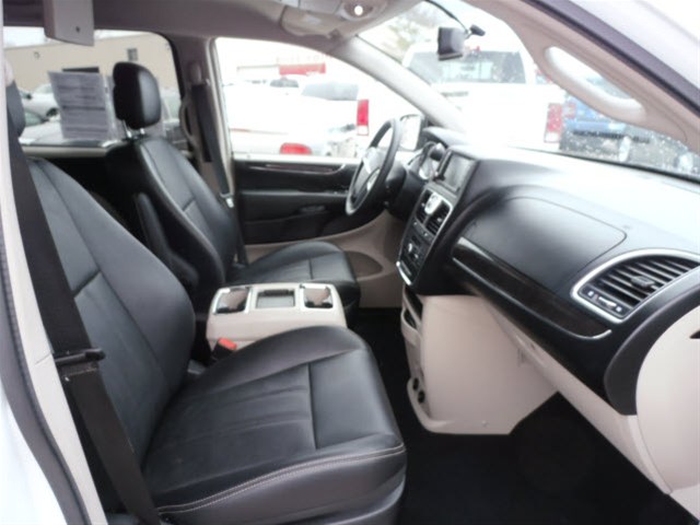 Chrysler Town and Country 2012 photo 5