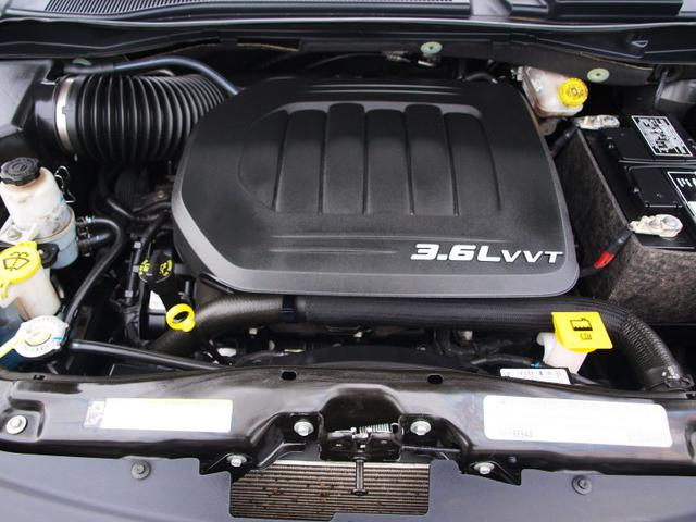 Chrysler Town and Country 2012 photo 1